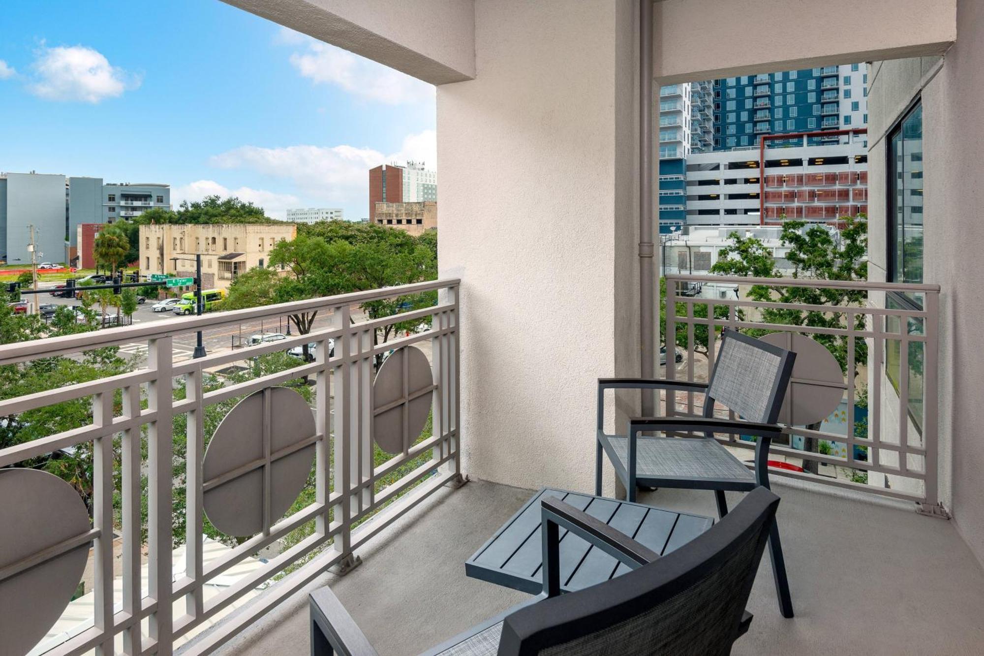 Отель Courtyard Tampa Downtown Экстерьер фото