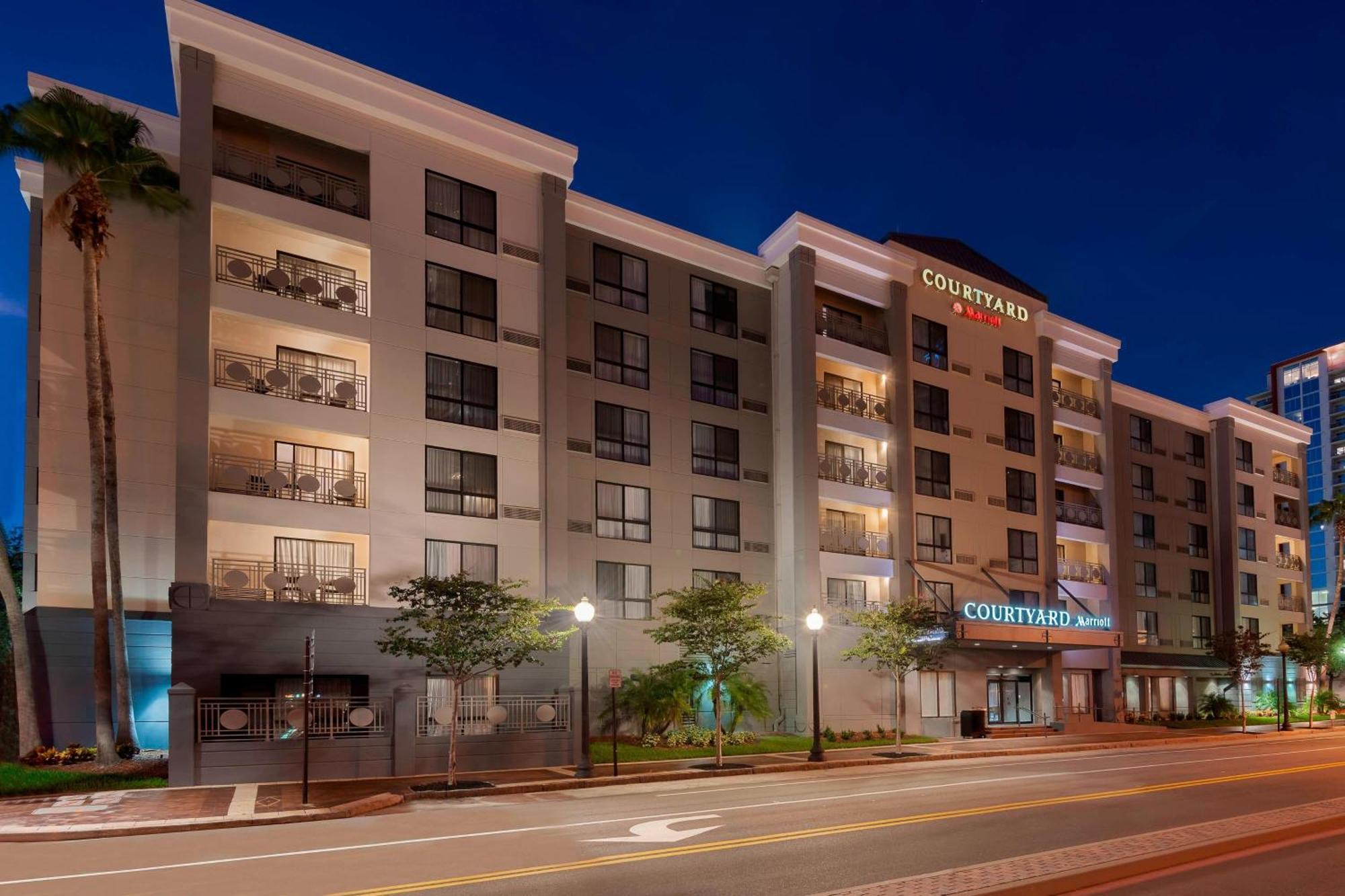 Отель Courtyard Tampa Downtown Экстерьер фото