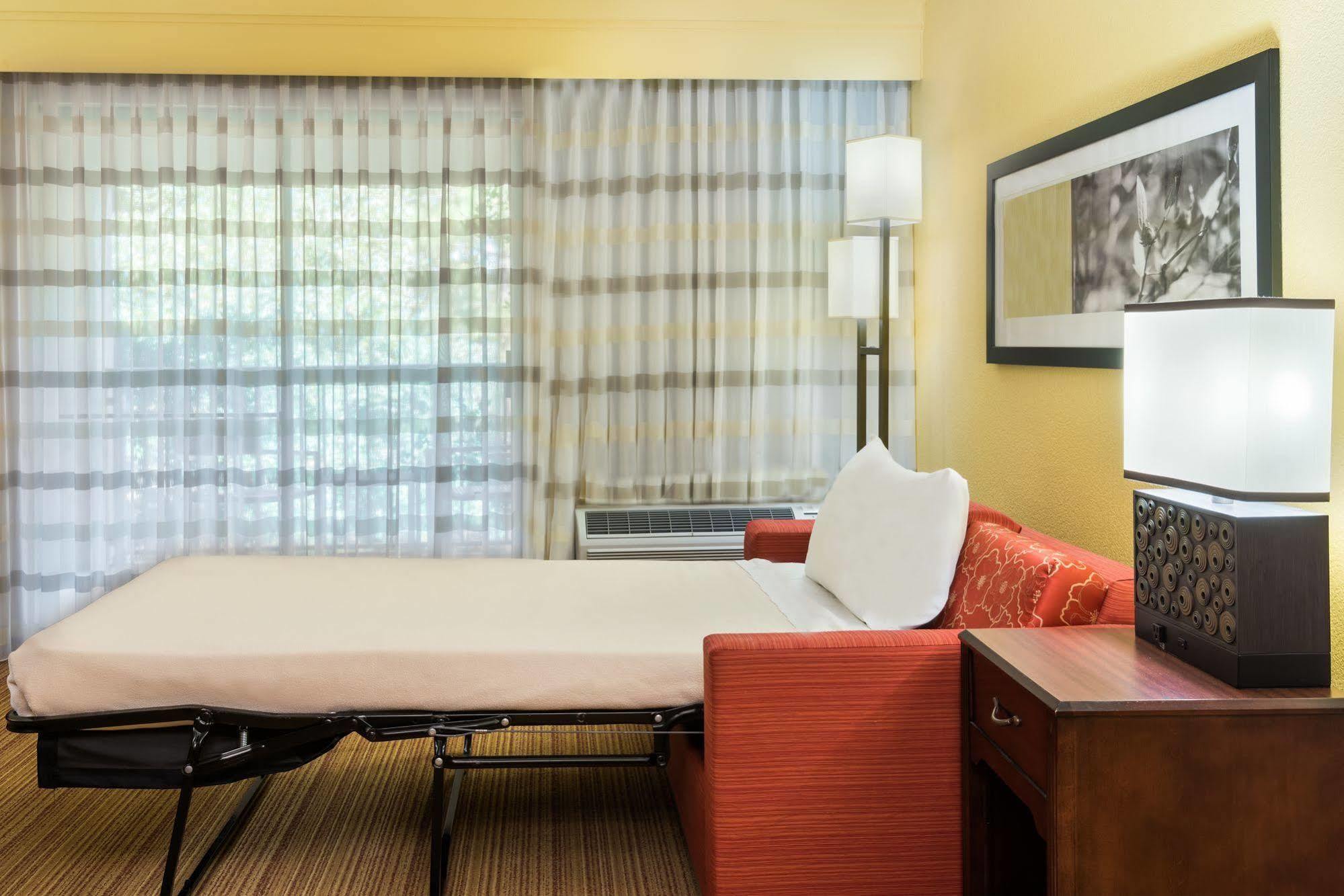 Отель Courtyard Tampa Downtown Экстерьер фото