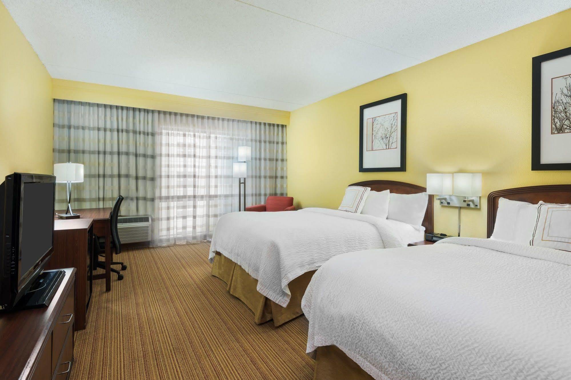Отель Courtyard Tampa Downtown Экстерьер фото